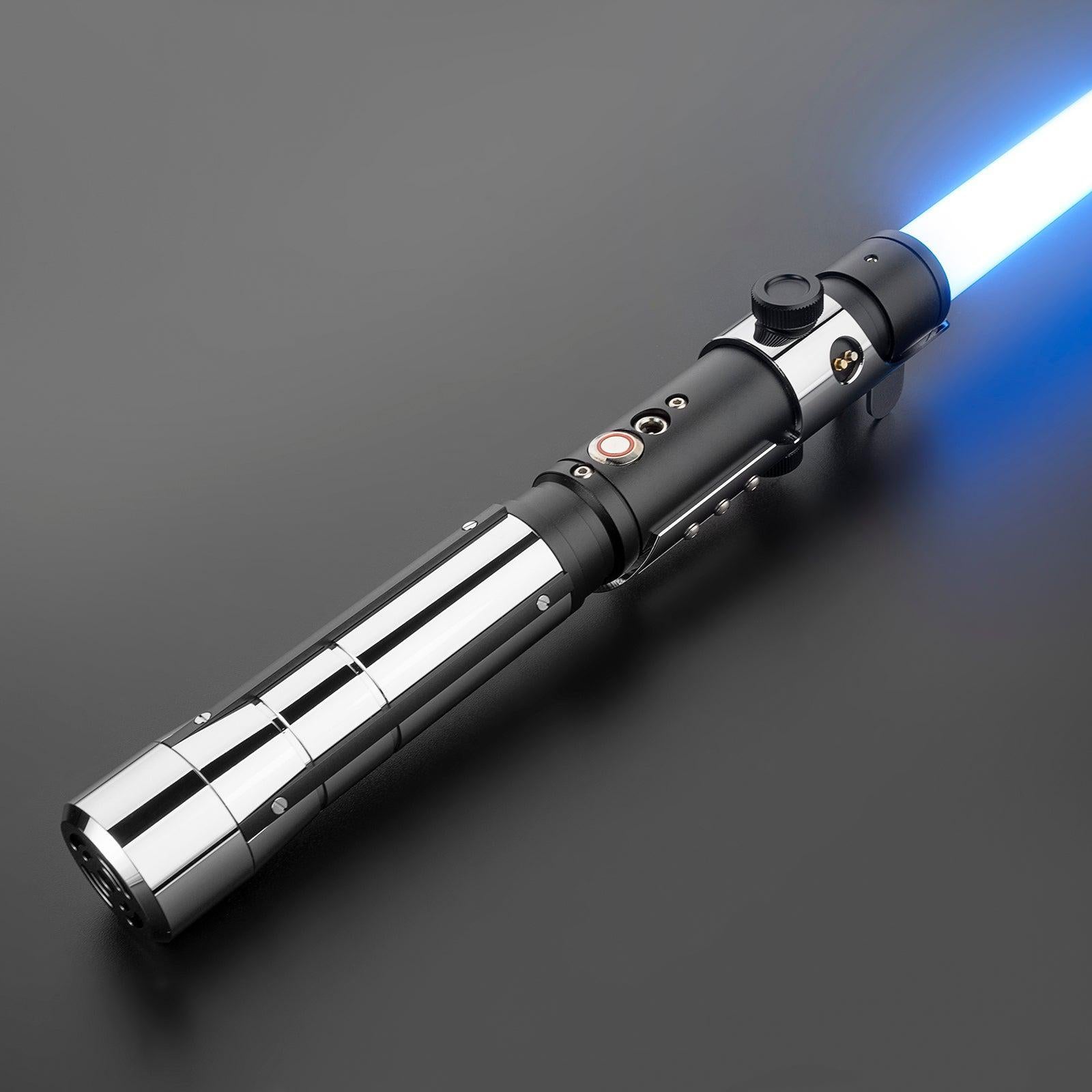 The Apprentice Lichtschwert in Schwarz-Chrom – schlankes, duellfähiges Premium-Modell mit blauer Klinge