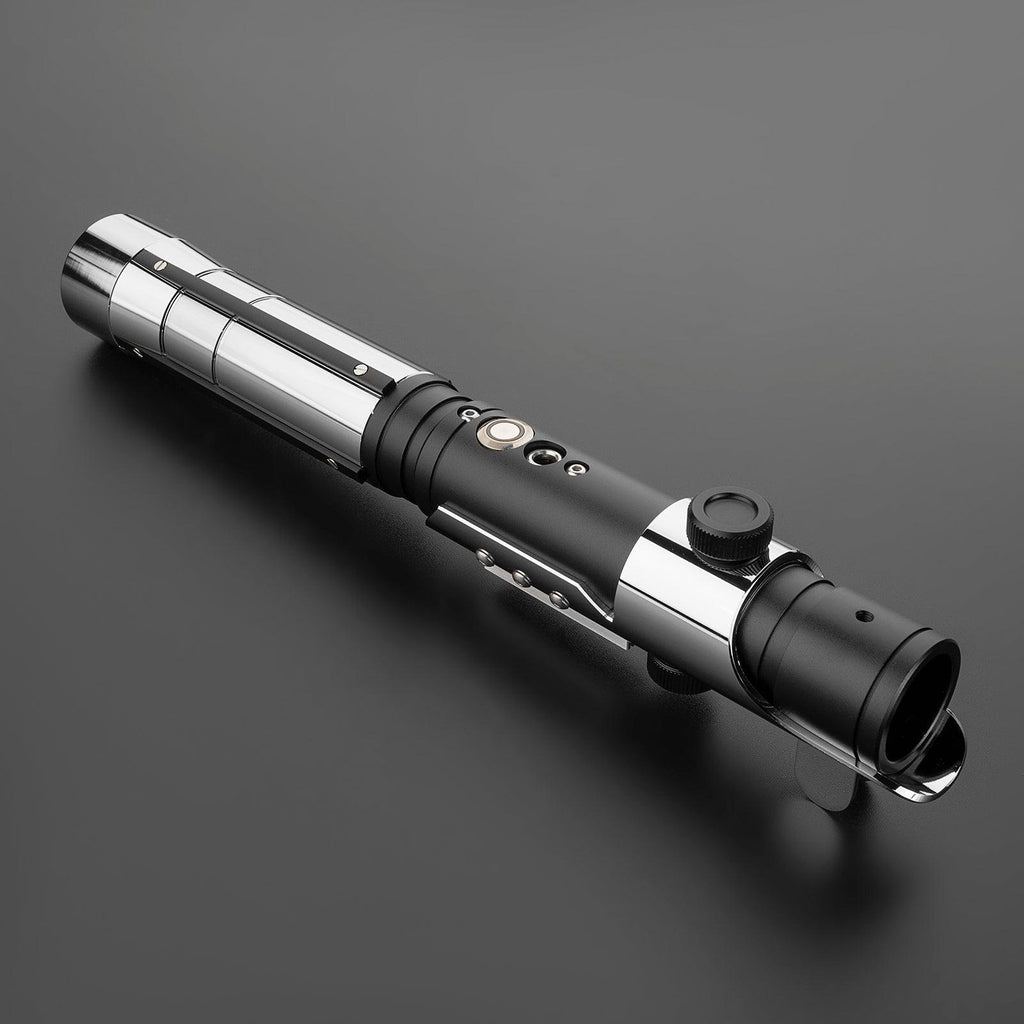 The Apprentice Lichtschwert in Schwarz-Chrom – schlankes, duellfähiges Premium-Modell
