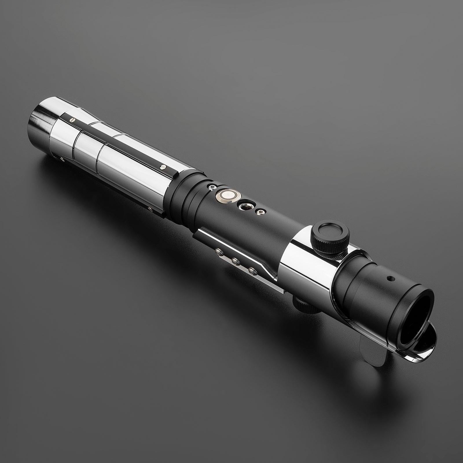 The Apprentice Lichtschwert in Schwarz-Chrom – schlankes, duellfähiges Premium-Modell
