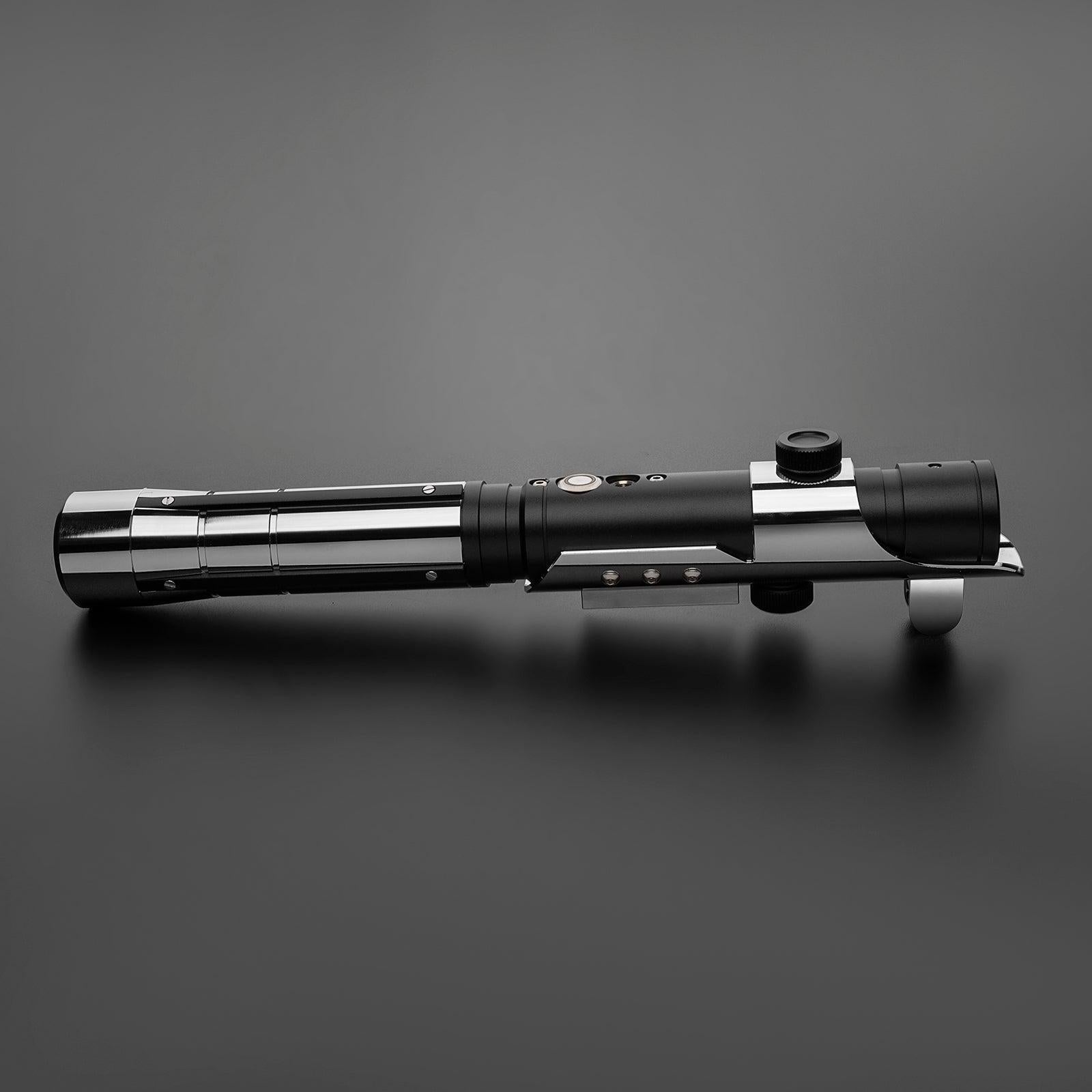 Das Apprentice Lichtschwert in Schwarz-Chrom – duellfähiges Premium-Modell mit 1 Zoll Klingendurchmesser