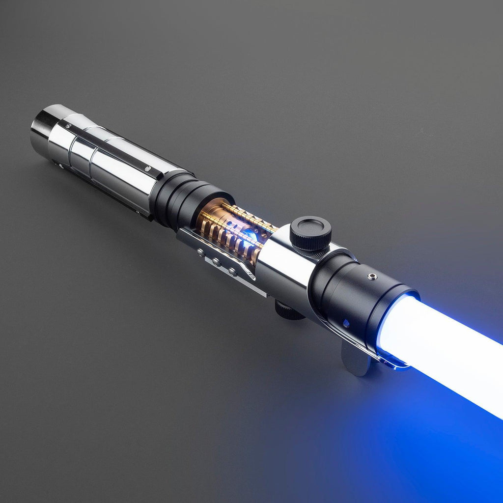 The Apprentice Lichtschwert – silbernes Premium-Hilt mit sichtbarer goldener Kyber-Kammer und blauer Klinge