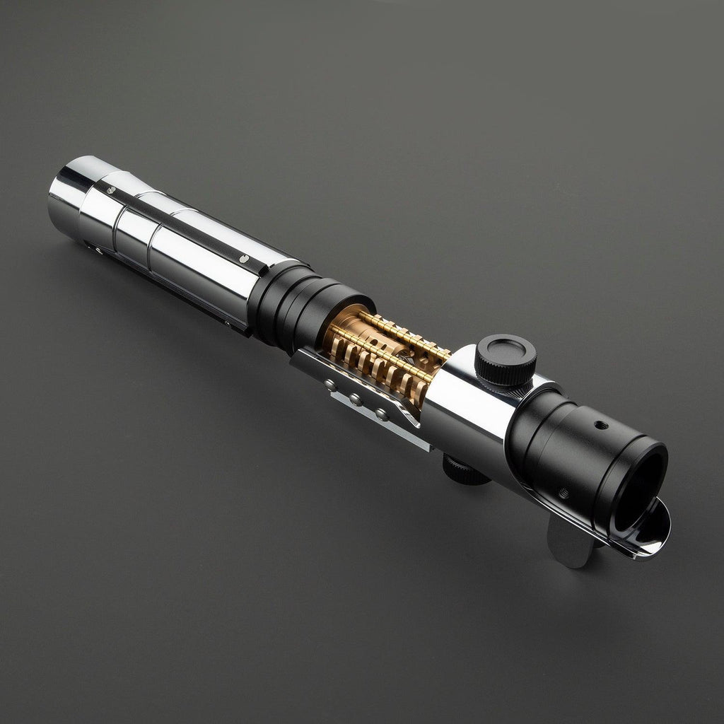 The Apprentice Lichtschwert – silbernes Premium-Modell mit goldener Kern-Detailansicht
