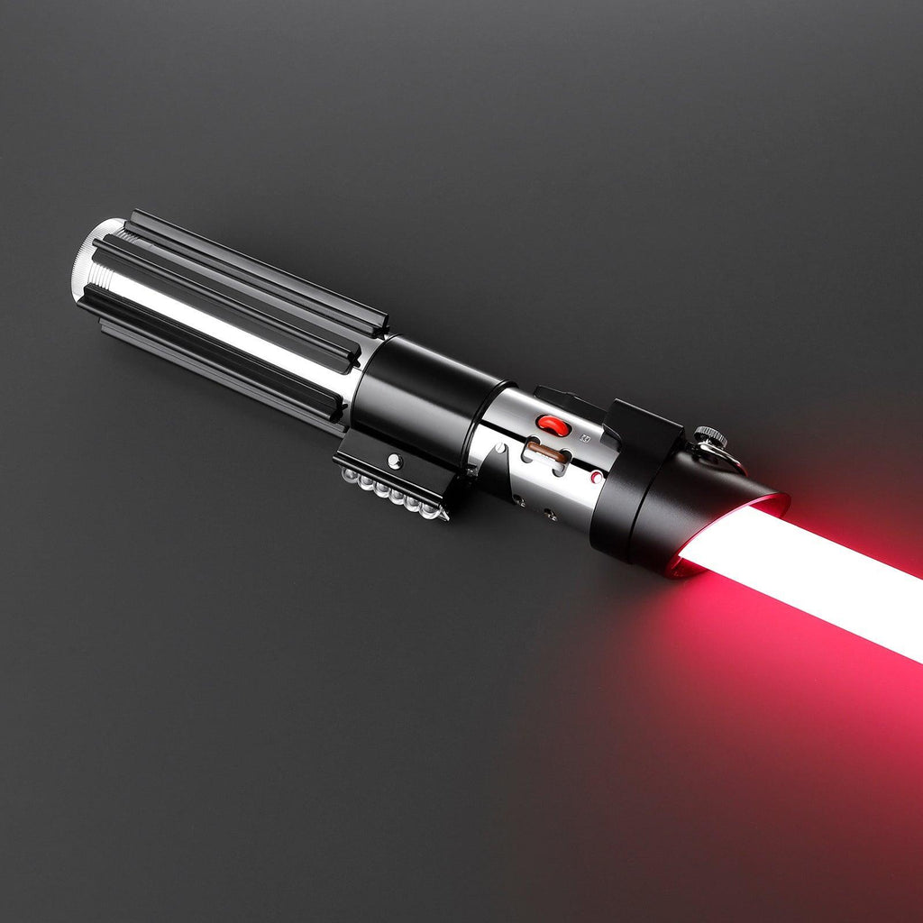 The Empire Lichtschwert mit kantigem, schwarzem Griff, silbernen Elementen und leuchtend roter Klinge
