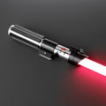 The Empire Lichtschwert mit kantigem, schwarzem Griff, silbernen Elementen und leuchtend roter Klinge