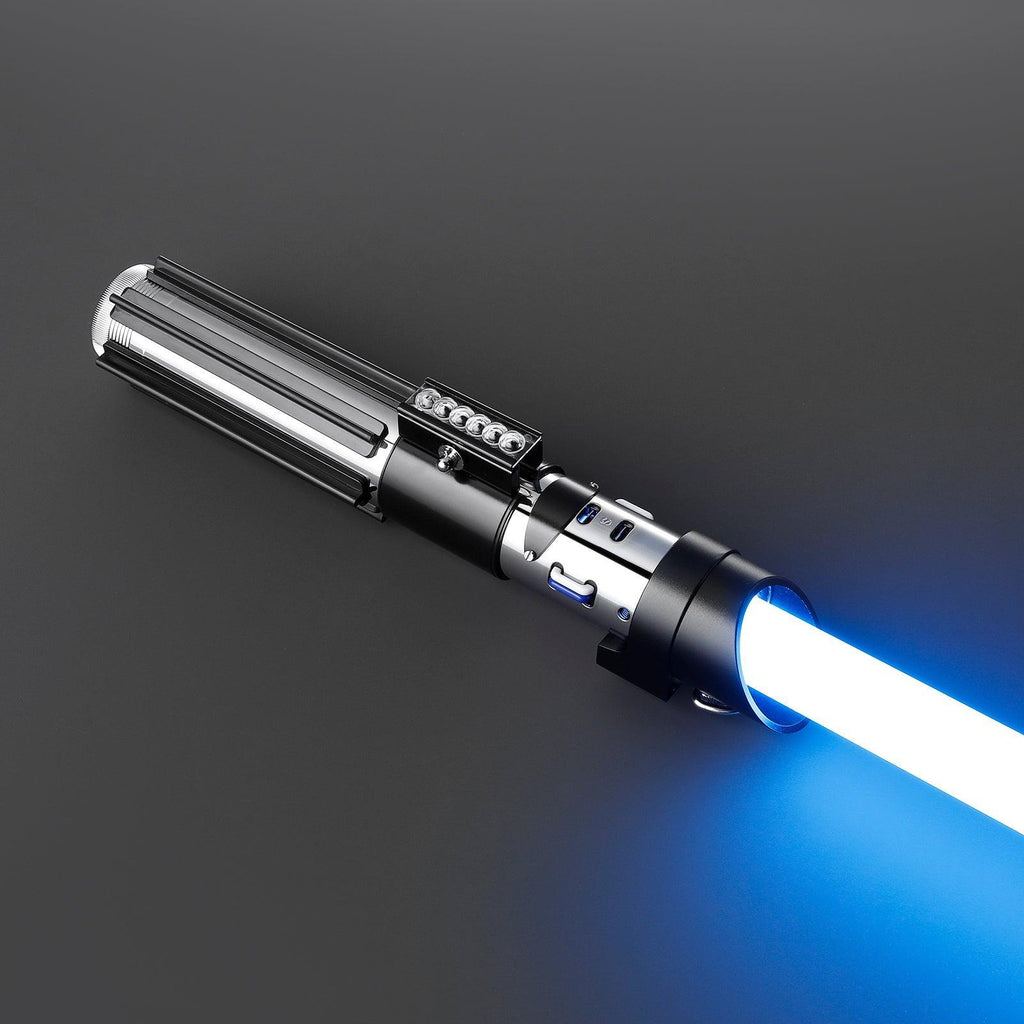 The Empire Lichtschwert mit kantigem, industriellem Griffdesign und leuchtend blauer Klinge