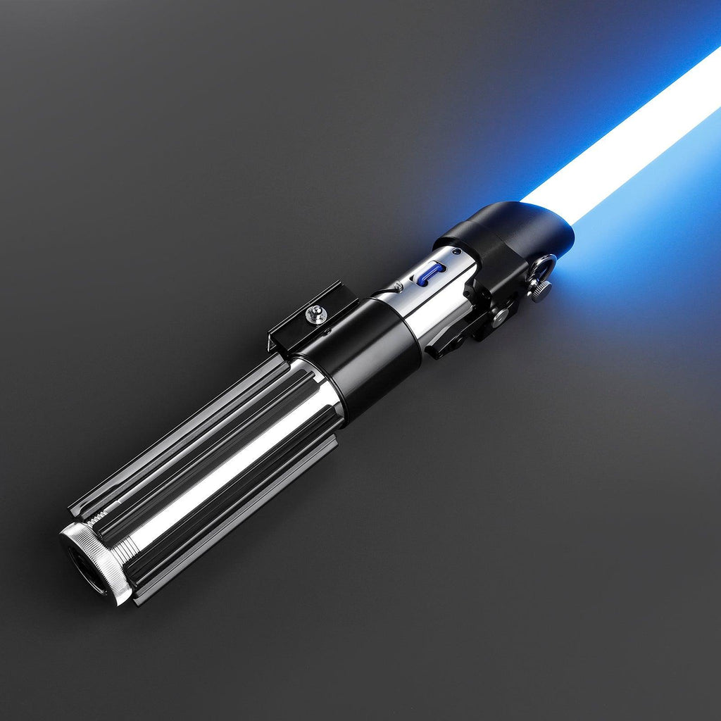 The Empire Lichtschwert mit blau leuchtender Klinge, kantigem Griff und silber-schwarzen Details