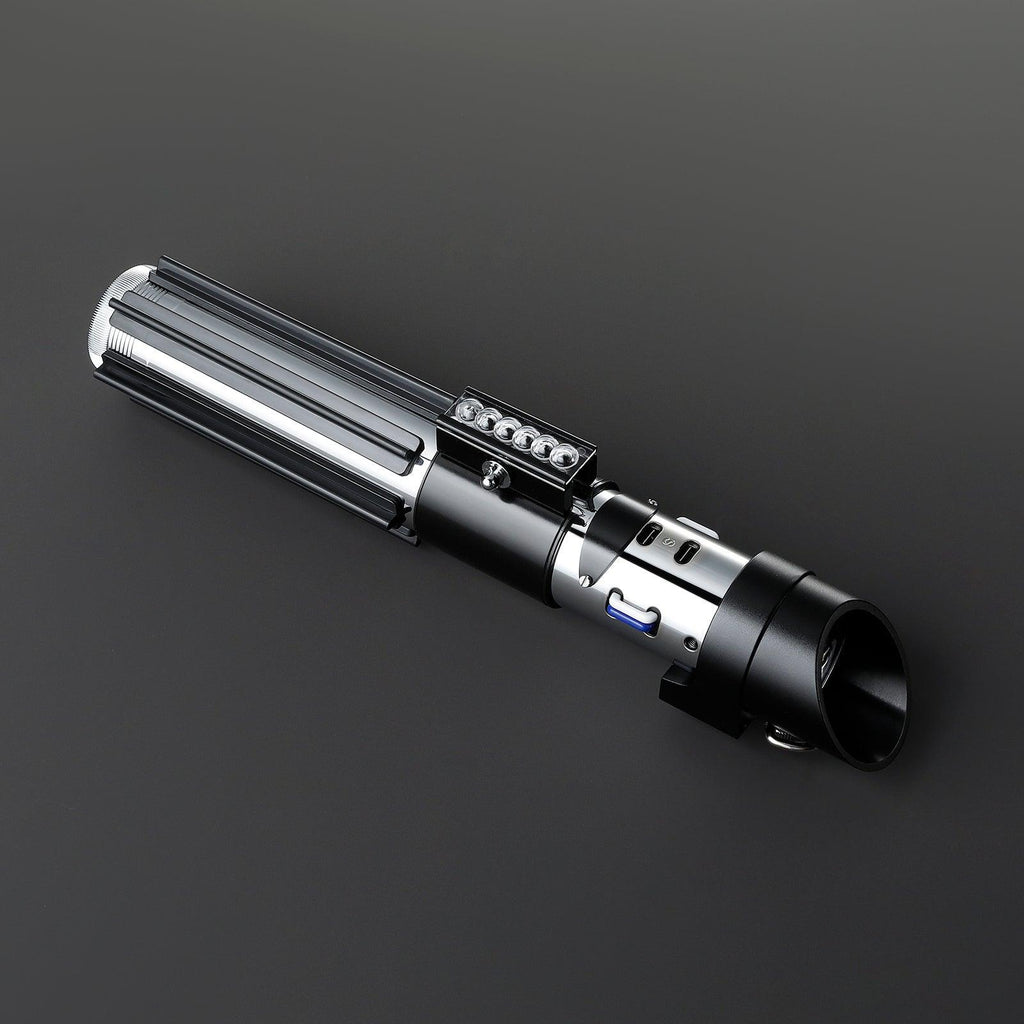 The Empire Lichtschwert in Schwarz-Silber – markanter Griff mit industrieller Ästhetik, duellfähig