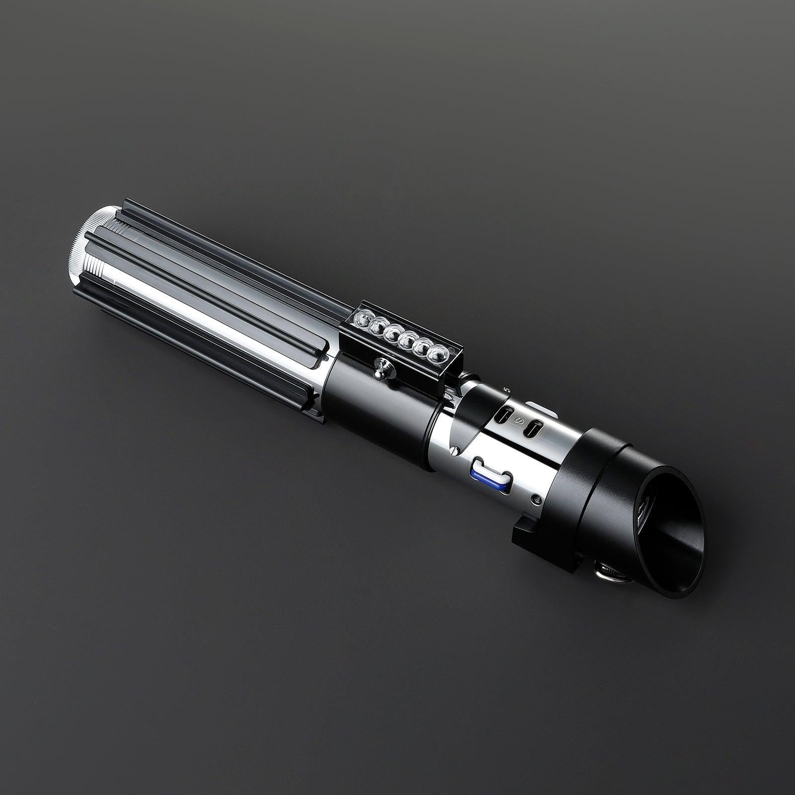 The Empire Lichtschwert in Schwarz-Silber – markanter Griff mit industrieller Ästhetik, duellfähig