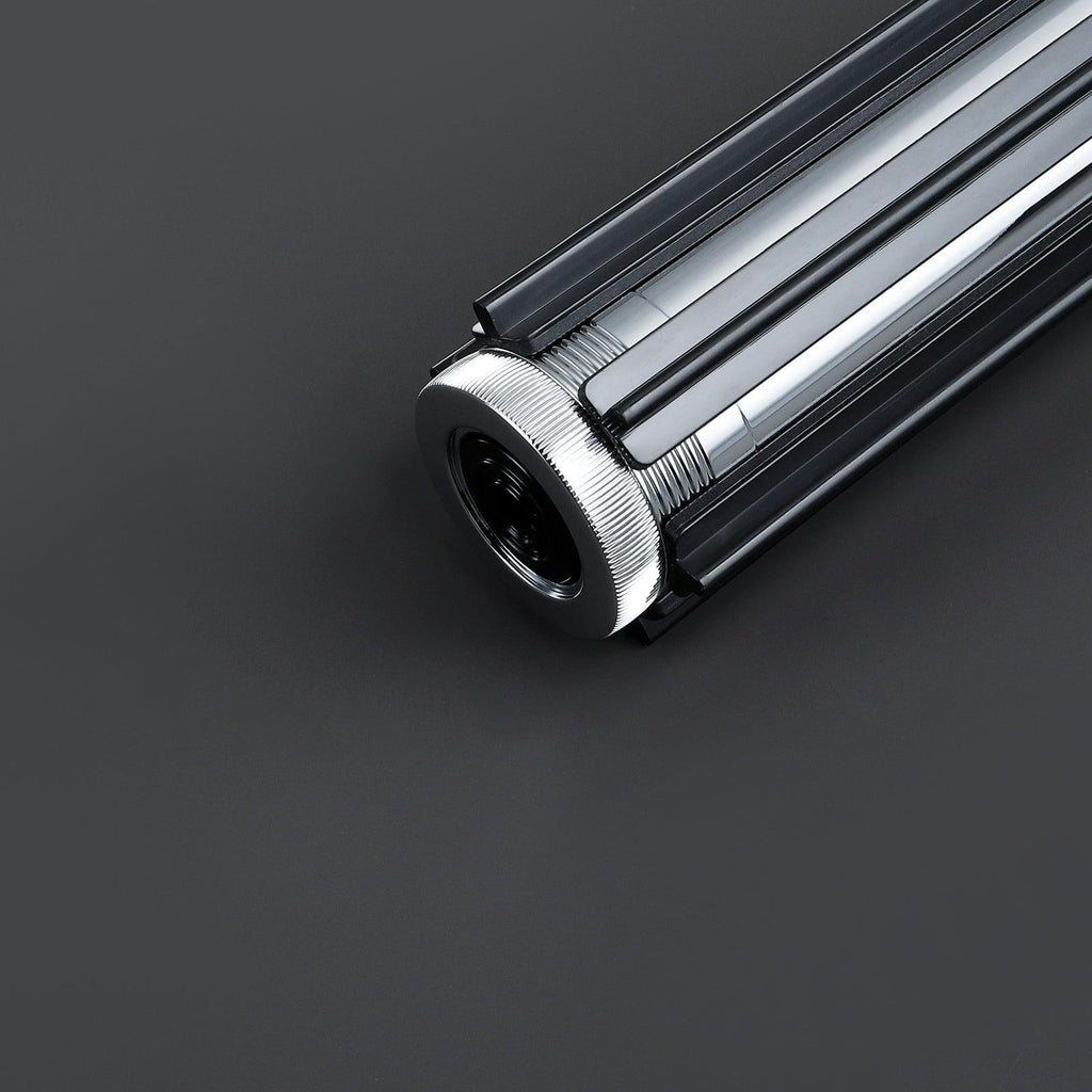 Detailansicht des The Empire Lichtschwertgriffs – kantiges, industrielles Design mit silbernen und schwarzen Elementen