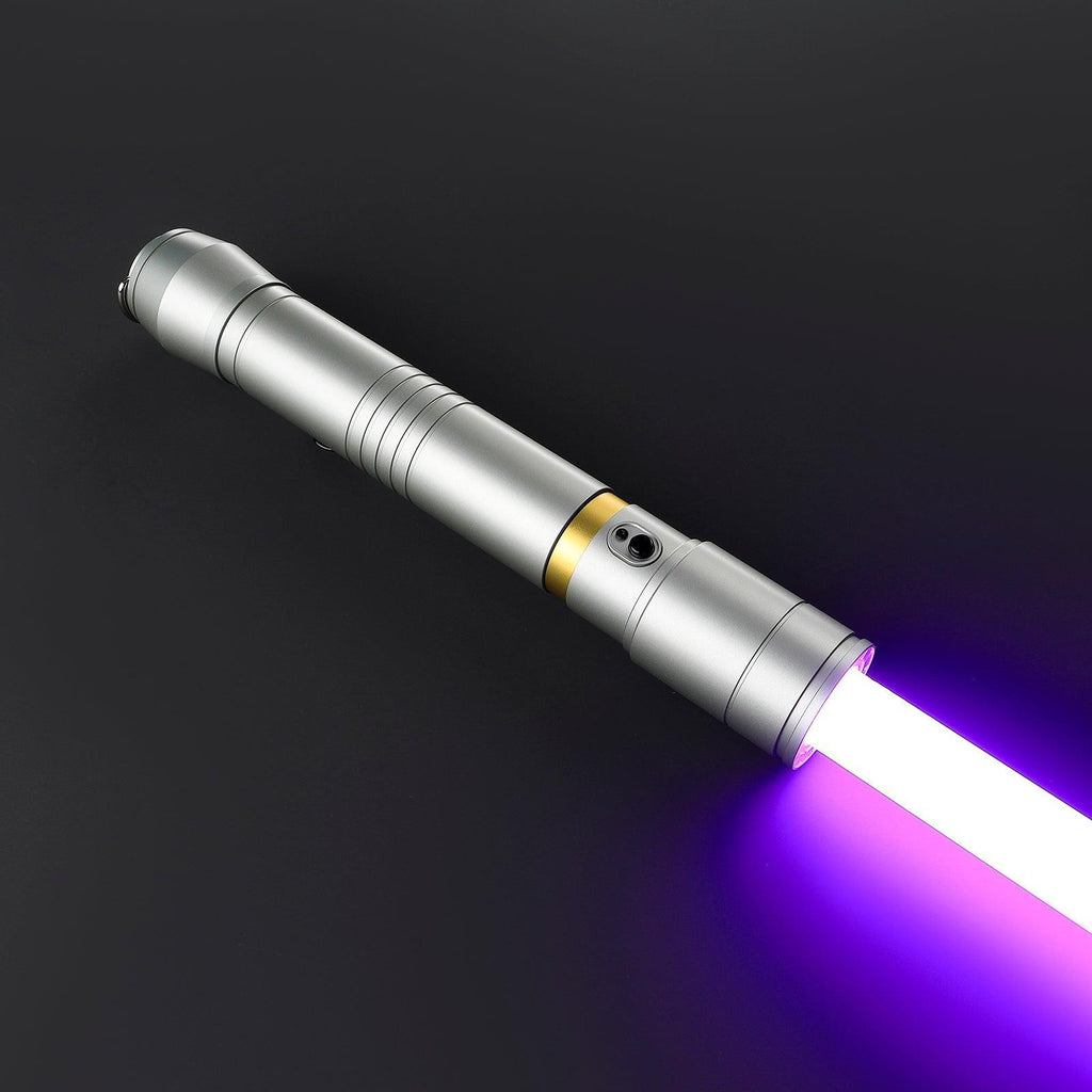 Wayseer Lichtschwert in Silber mit Goldakzent – Premium-Hilt und leuchtende violette Klinge