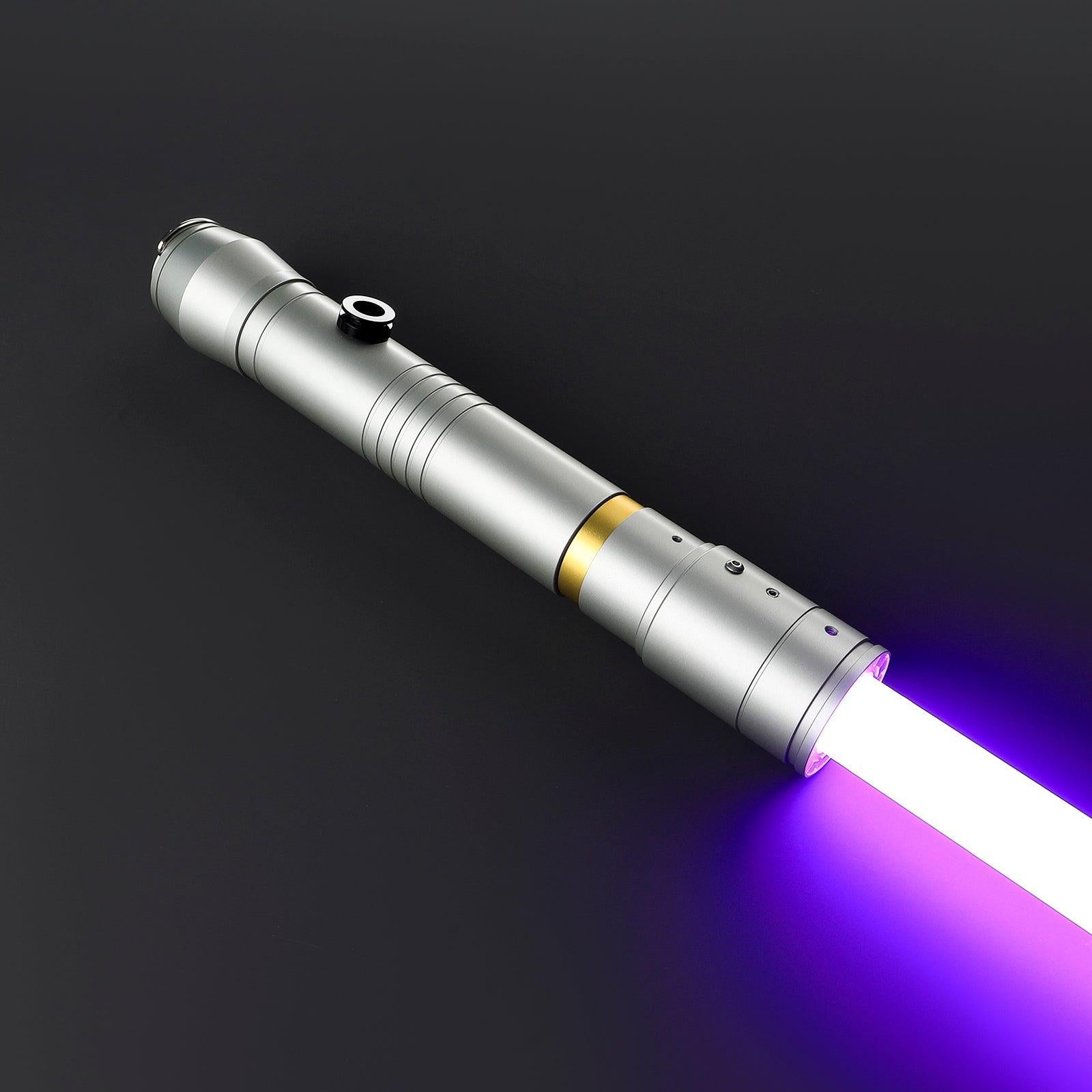 Wayseer Lichtschwert in Silber mit goldenem Akzent – Premium-Hilt und leuchtende lila Klinge