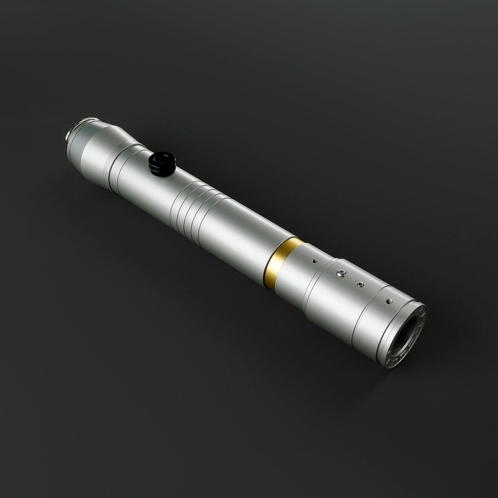 Wayseer Lichtschwert in Silber – schlankes Premium-Design mit goldenem Akzent und schwarzem Knopf