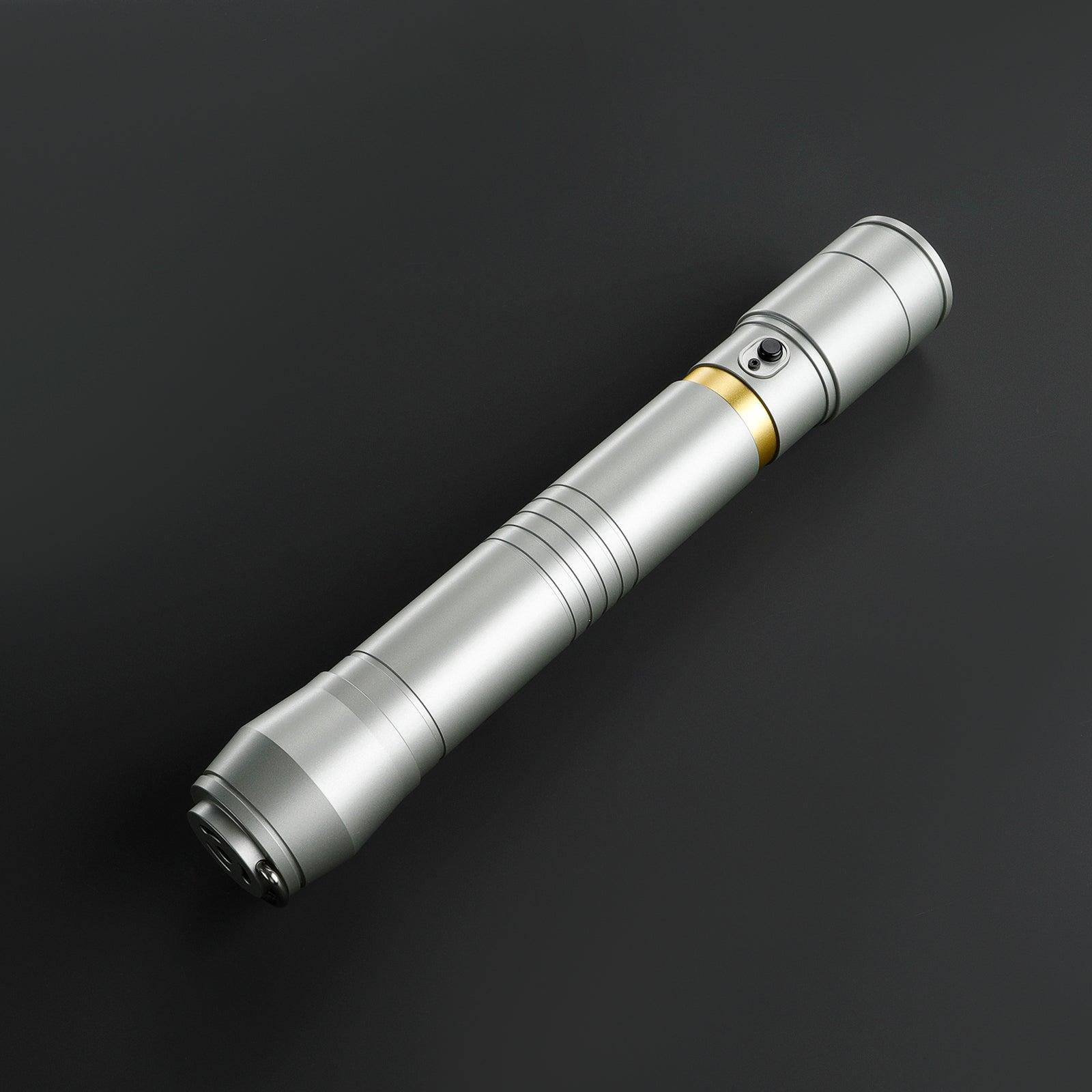 Wayseer Lichtschwert in Silber – schlankes, duellfähiges Premium-Modell mit goldenem Akzent