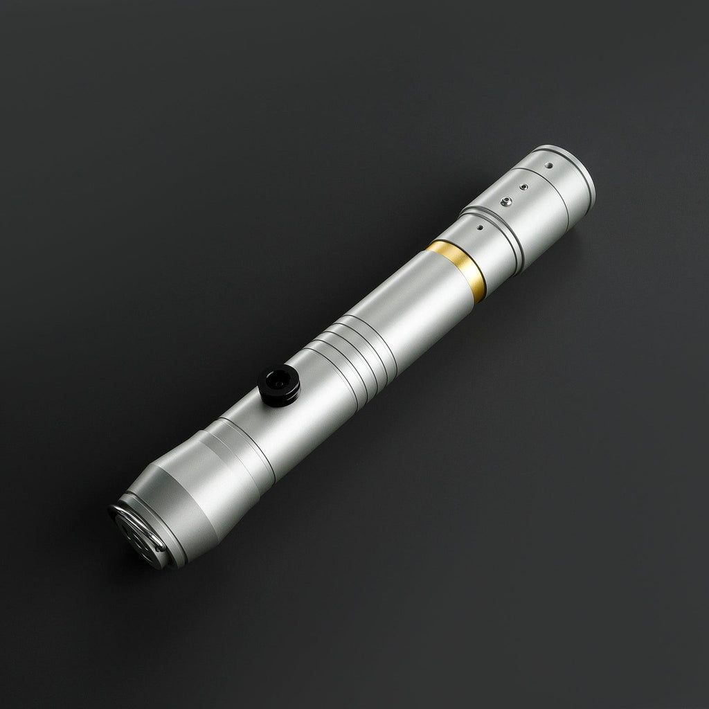 Wayseer Lichtschwert in Silber – Premium-Hilt mit goldenem Akzent und schwarzem Knopf