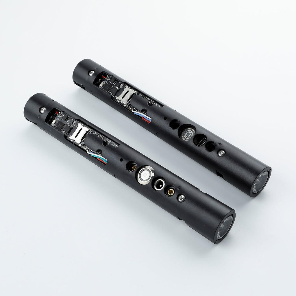 Zwei schwarze XenoV3-RGB-Core Module mit sichtbaren Platinen und Anschlüssen für Lichtschwerter